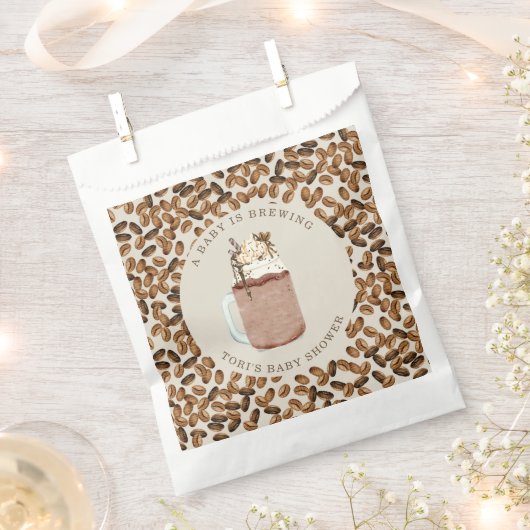 ベビーがアイスコーヒー豆のベビーシャワーを醸造している フェイバーバッグ (クリップ留めされた状態)