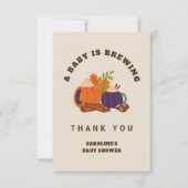 ベビーがカボチャのコーヒーを醸造している秋ベビーシャワー サンキューカード (正面)