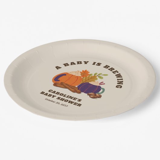 ベビーがカボチャのコーヒーを醸造している秋ベビーシャワー ペーパープレート (アングル)