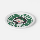 ベビーがコーヒーを入れている ペーパープレート (アングル)