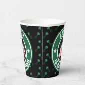 ベビーがコーヒーを入れている 紙コップ (右)