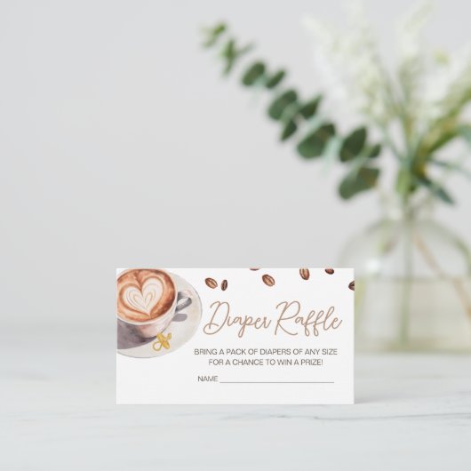 ベビーがコーヒーを醸造している赤ちゃんシャワーおむつラッフル エンクロージャーカード (スタンド正面)