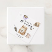 ベビーがコーヒーカップの赤ちゃんシャワーを醸造している フェイバータグ (インサイチュ)