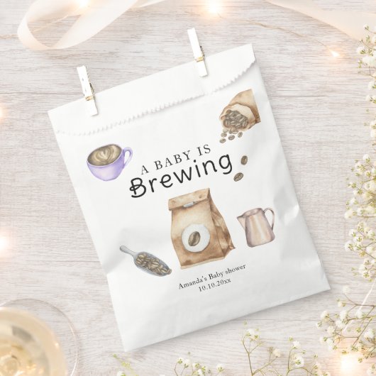 ベビーがコーヒーカップの赤ちゃんシャワーを醸造している フェイバーバッグ (クリップ留めされた状態)