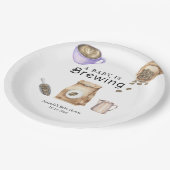 ベビーがコーヒーカップの赤ちゃんシャワーを醸造している ペーパープレート (アングル)