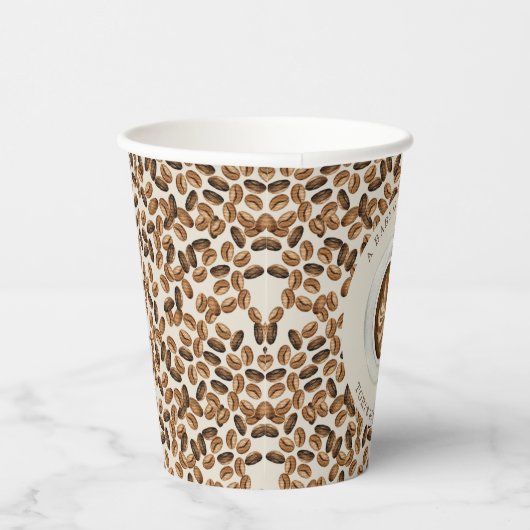 ベビーがコーヒーカップ&豆のベビーシャワーを醸造している 紙コップ (右)