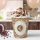 ベビーがコーヒーカップ&豆のベビーシャワーを醸造している 紙コップ