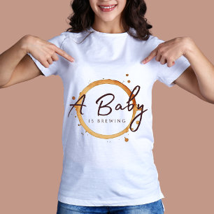 ベビーがコーヒー豆の赤ちゃんシャワーを醸造している Tシャツ