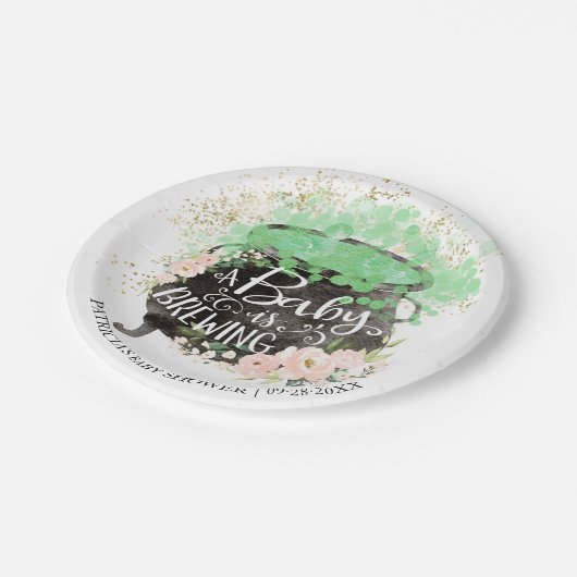 ベビーがハロウィーンの女の子の赤ちゃんシャワーを醸造している ペーパープレート (アングル)