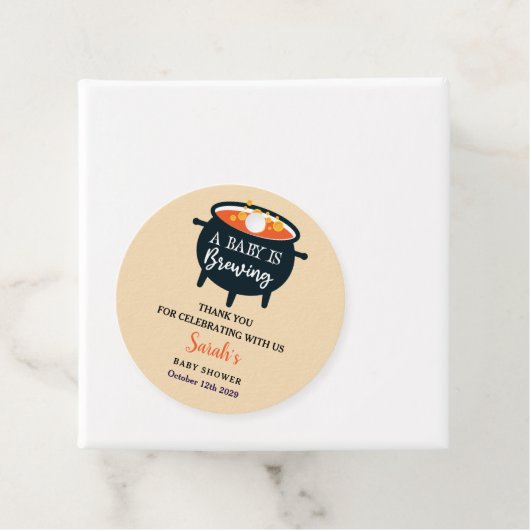 ベビーがハロウィーン魔女の赤ちゃんシャワーを醸造している フェイバータグ (インサイチュ)