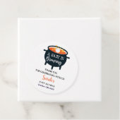 ベビーがハロウィーン魔女の赤ちゃんシャワーを醸造している フェイバータグ (インサイチュ)