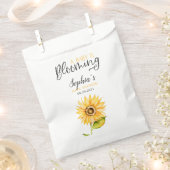 ベビーがヒマワリのシャワーを咲かせている フェイバーバッグ (クリップ留めされた状態)