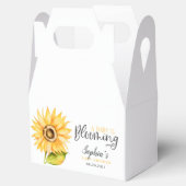 ベビーがヒマワリのシャワーを咲かせている フェイバーボックス (オープン)