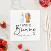 ベビーがビールボトルグラス赤ちゃんシャワーを醸造している スタンダードランチョンナプキン (インサイチュ)