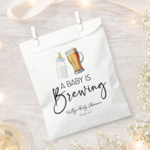 ベビーがビールボトルグラス赤ちゃんシャワーを醸造している