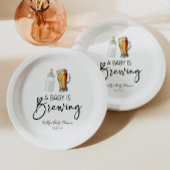 ベビーがビールボトルグラス赤ちゃんシャワーを醸造している ペーパープレート