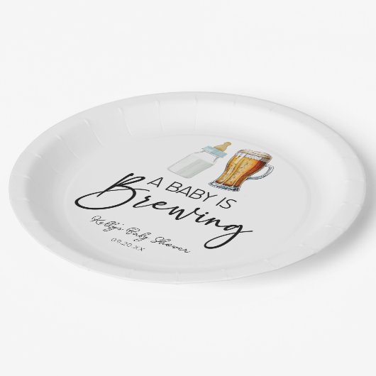 ベビーがビールボトルグラス赤ちゃんシャワーを醸造している ペーパープレート (アングル)