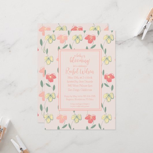 ベビーがピンクのパンジー赤ちゃんシャワーを咲かせている 招待状 (正面/裏面インサイチュ)