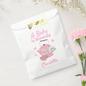 ベビーがピンク色のベビーガールシャワーを醸造している フェイバーバッグ (封をした状態)