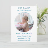 ベビーが成長している – シンプル写真招待状 招待状 (スタンド正面)