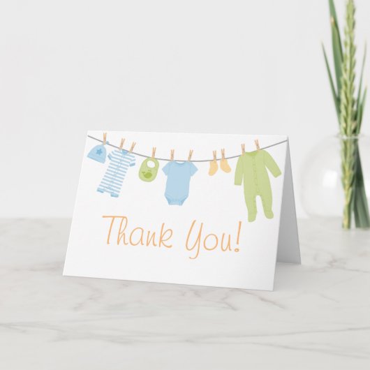 ベビーが振りかける青及び緑の小さい衣服は感謝していしています サンキューカード (正面)