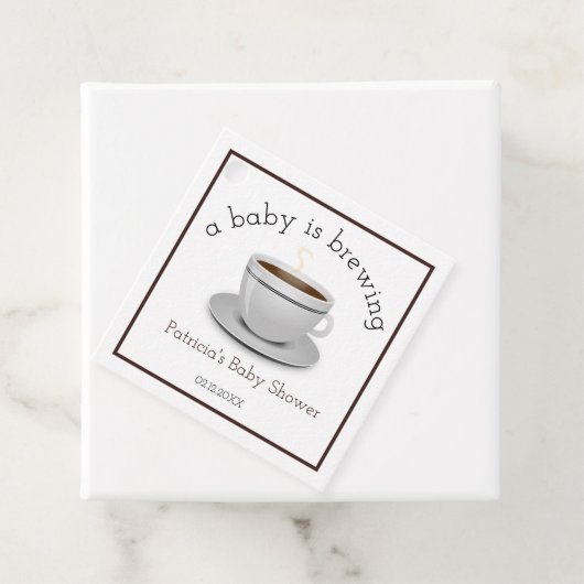 ベビーが紅茶パーティーの赤ちゃんシャワーを醸造している フェイバータグ (インサイチュ)