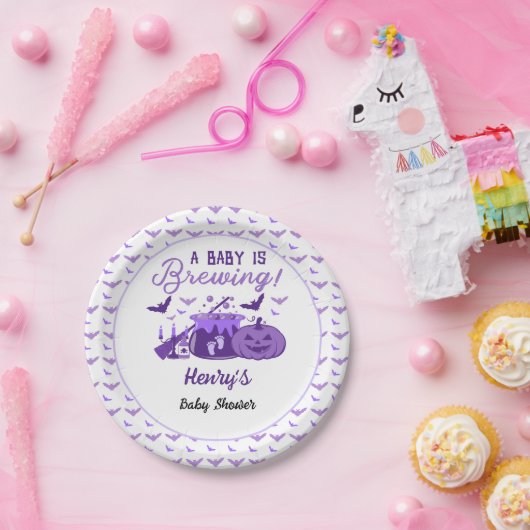 ベビーが紫色のハロウィーンの赤ちゃんシャワーを醸造している ペーパープレート (パーティー)