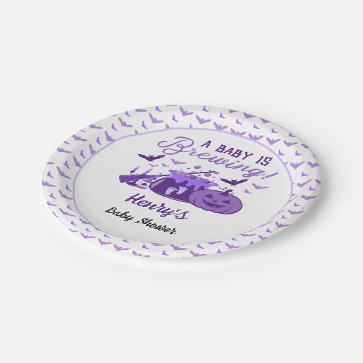 ベビーが紫色のハロウィーンの赤ちゃんシャワーを醸造している ペーパープレート (アングル)