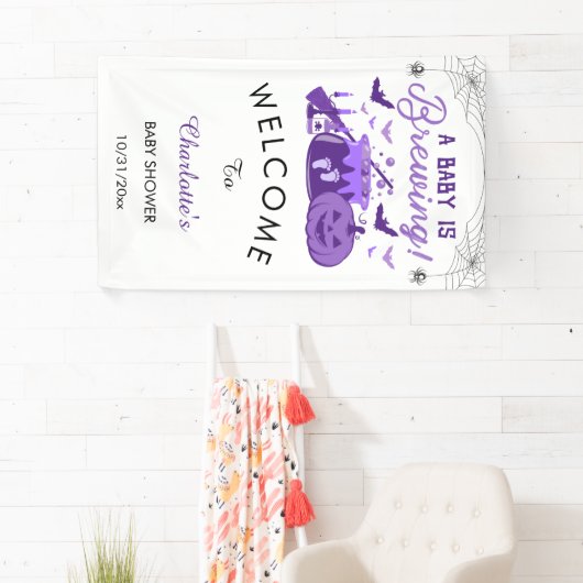 ベビーが紫色のハロウィーンの赤ちゃんシャワーを醸造している 横断幕 (インサイチュ)