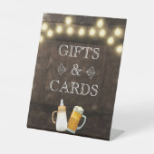 ベビーが赤ちゃんシャワーのプレゼントとカードを醸造している 台座サイン (正面)