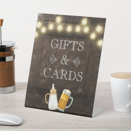 ベビーが赤ちゃんシャワーのプレゼントとカードを醸造している 台座サイン (インサイチュ)