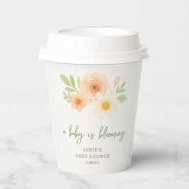 ベビーが赤ちゃんシャワーの紙カップを咲かせる 紙コップ