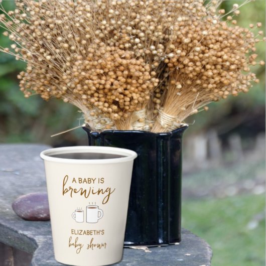 ベビーが赤ちゃんシャワーを浴びる 紙コップ