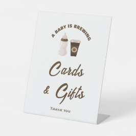 ベビーが赤ちゃんシャワーカードとギフトサインを醸造している 台座サイン