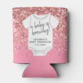 ベビーが醸造されている – カップルのシャワーピンクグリッター 缶クーラー (裏面)