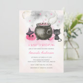 ベビーが醸造している |かわいいハロウィーンの女の子の赤ちゃんシャワー 招待状 (スタンド正面)