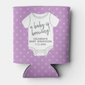 ベビーが醸造している – カップルのシャワーは色を編集できる 缶クーラー (正面)