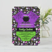 「ベビーが醸造している」ハロウィンモダンの赤ちゃんシャワー 招待状 (スタンド正面)