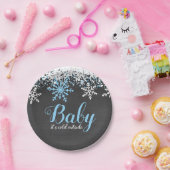 ベビーその冷たい雪の外の冬の少年の赤ちゃんシャワー ペーパープレート (パーティー)