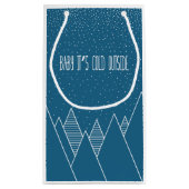 ベビーそれは冷たい外のギフトバッグです スモールペーパーバッグ (裏面)