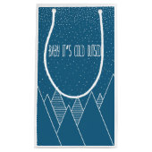 ベビーそれは冷たい外のギフトバッグです スモールペーパーバッグ (正面)