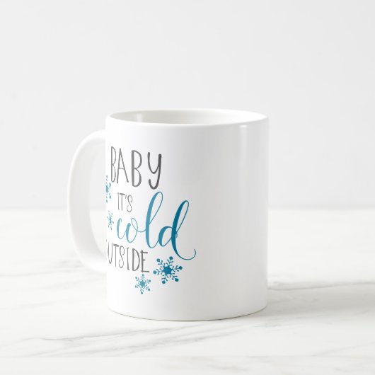 ベビーそれは冷たい外のクリスマスです コーヒーマグカップ (正面左)