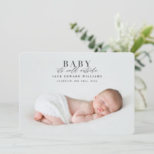 ベビーそれは冷たい外の初めてのクリスマスの写真です シーズンカード (スタンド正面)