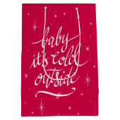 ベビーそれは冷たい外側です ミディアムペーパーバッグ (裏面)