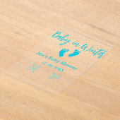 ベビーで冬の赤ちゃんシャワーブルーベビー足スノーフレーク アクリル招待状 (レイダウン)