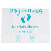 ベビーで冬の赤ちゃんシャワーブルーベビー足スノーフレーク ラージペーパーバッグ (裏面)