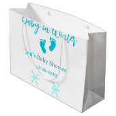 ベビーで冬の赤ちゃんシャワーブルーベビー足スノーフレーク ラージペーパーバッグ (裏面アングル)