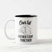 ベビーとパパの最初の父の日を一緒に ツートーンマグカップ (左)