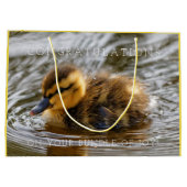 ベビーのアヒルの子犬が池に ラージペーパーバッグ (裏面)
