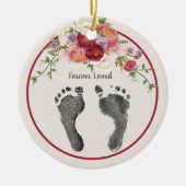 ベビーのカスタム足プリント赤フローラメモリ セラミックオーナメント (正面)